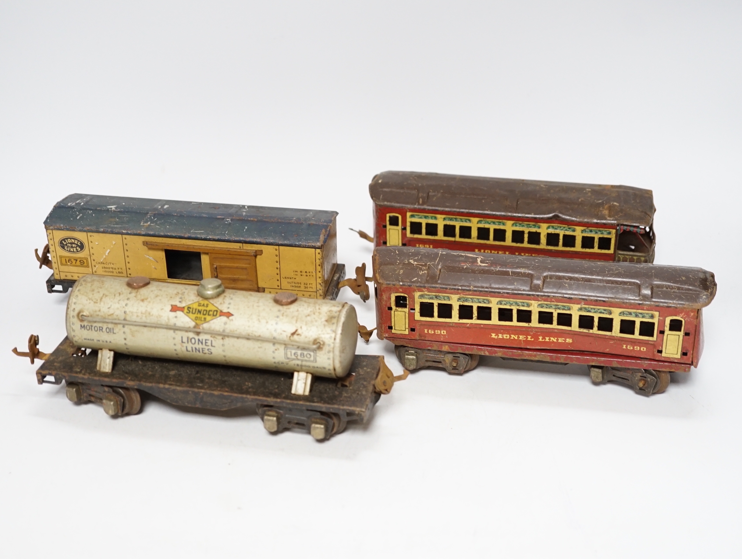 Lionel Lines gauge O tinplate American outline model railway, including seven items of rolling stock together with a quantity of three rail track sections